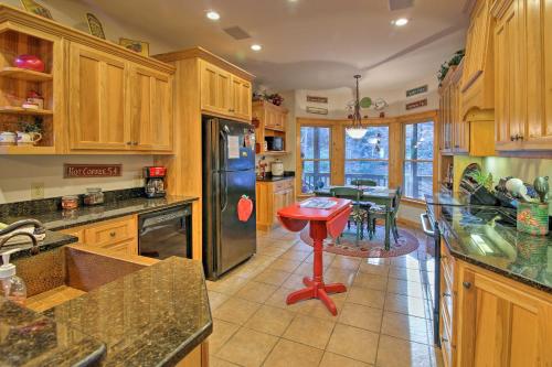 Private Cartecay River Home w/ Hot Tub & Game Room in 東亞利晶 (GA)