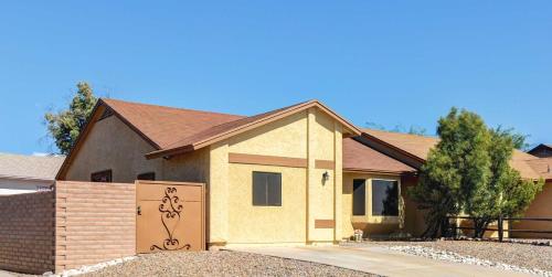 Family Home with Fire Pit Walk to Golf Course and Park - image 32