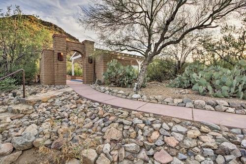 Esperanza Quaint Tucson Home with Hot Tub and Patio near เกทส์ พาส