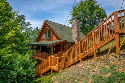 B&B Sevierville - Inviting Sevierville Cabin with Deck and Hot Tub! - Bed and Breakfast Sevierville
