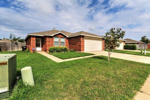 . Fort Worth Family Home Easy Access to Attractions