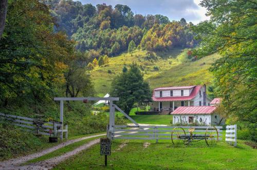 Scenic Trade Cabin with Deck Near Boone and App State!