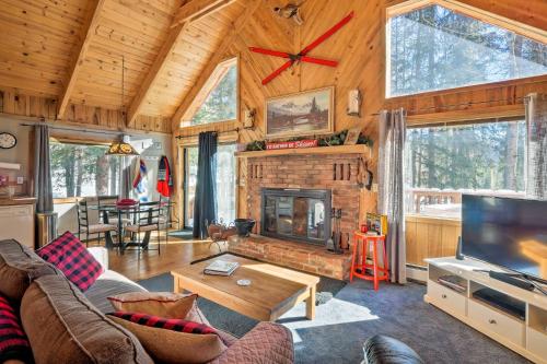 Alma Cloud 9 Cabin with Fireplace and Wooded Views! in Blue River