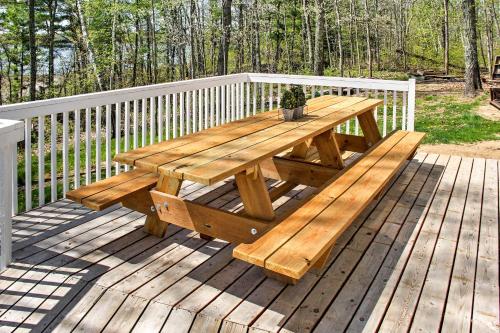Spacious Pine Lake Home Deck Fire Pit and 3 Acres! - image 7