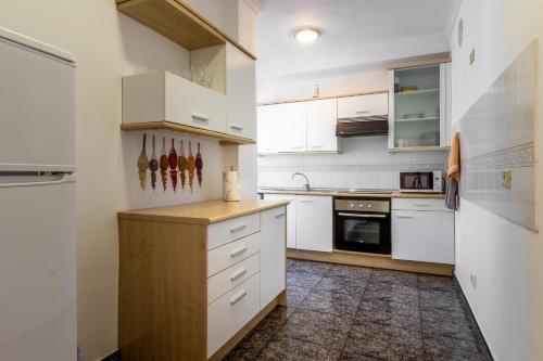 Flatguest Cicer - 3BDR + Balcony + Beach - image 2