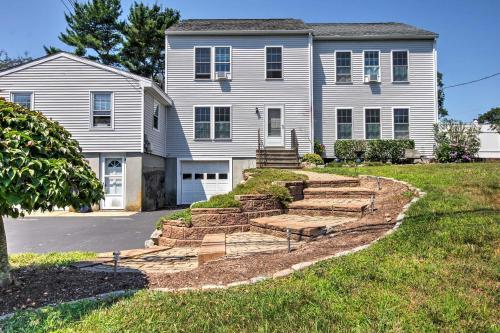 Wakefield House - Steps from Marina & Main Street!