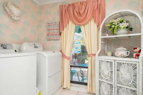 Pams Mermaid House with Riverfront Yard and Lanai! - image 10