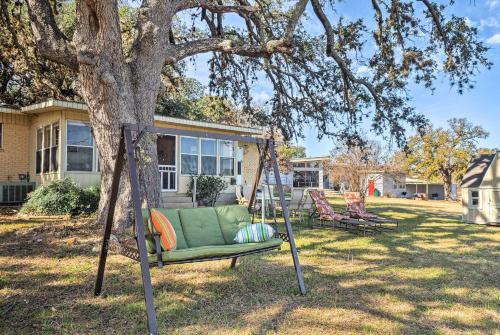 在meiguo.com看到的Tow Home on Lake Buchanan w/ Dock & Kayaks!的介绍图片