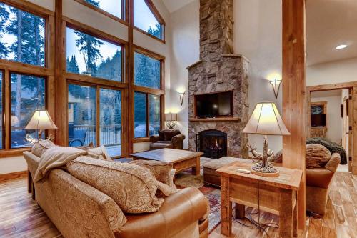 Breckenridge House with Deck and Hot Tub on 1 Acre! - image 4