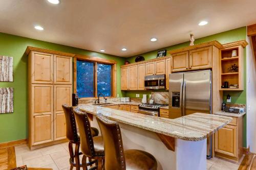 Breckenridge House with Deck and Hot Tub on 1 Acre! - image 6