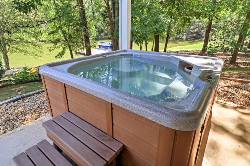 Lakefront Cottage with Private Hot Tub!