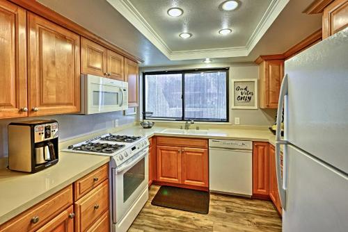 Palm Springs Townhome with Pool and Golf Access! in Palm Springs, USA