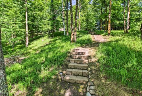 Trout Lake Cabin with Private Dock Kayaks and Loft! - image 9