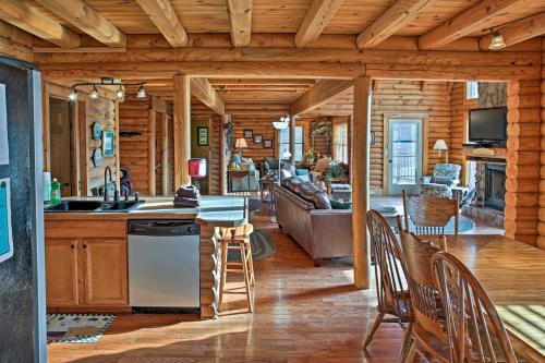 Underwood Home with 40 Acres Fire Pit, Private Lake in Σκοτσμπεργκ(Ιντιάνα)