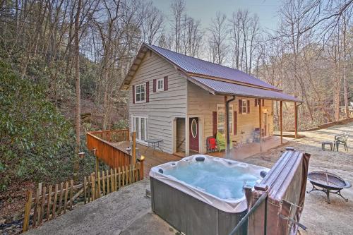 B&B Bryson City - Bryson City Cottage with Hot Tub and Waterfall Views! - Bed and Breakfast Bryson City