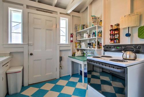 Kennebunk Cottage with Private Beach and Ocean Views! in Kennebunk, USA