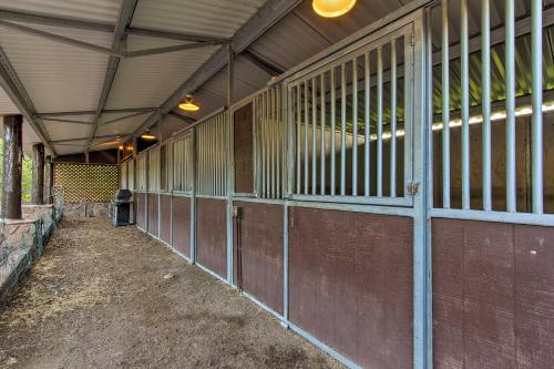 The Lodge at Snover Lodge and Stables in Greer! - image 4