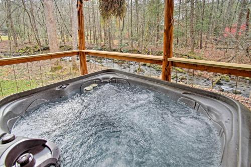 Creekside Cabin w/ Hot Tub in Gatlinburg! – khách sạn tại Pittman Center