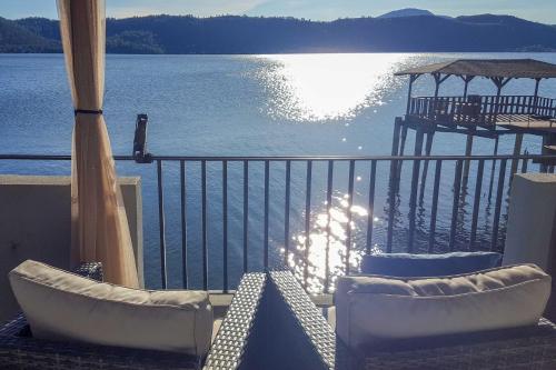 B&B Clearlake - Lakefront Retreat with Dock, Paddle Boards and Kayaks! - Bed and Breakfast Clearlake
