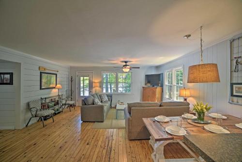 Harrison Lakefront Cottage with Private Dock! in Ooltewah, USA