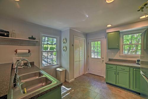 Harrison Lakefront Cottage with Private Dock! in Ooltewah, USA