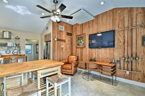 Sarasota Bungalow with Pergola, Garden and Waterfalls! in Sarasota, USA