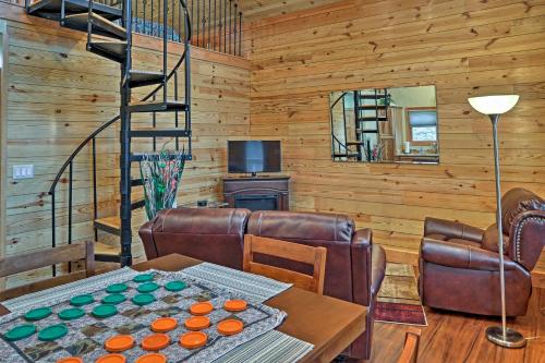 Cozy East Bernstadt Cabin with Porch and Fishing Lake! in Corbin (KY)