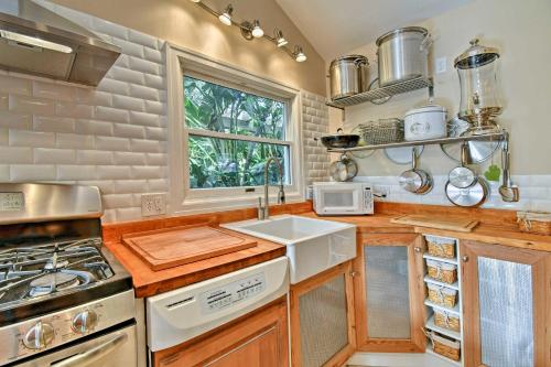 Sarasota Bungalow with Pergola, Garden and Waterfalls! in Sarasota, USA