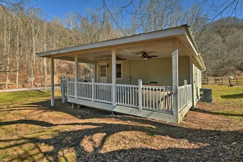 Secluded Marshall Cottage with Hot Tub and Mtn Views! - Marshall