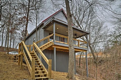 Cozy East Bernstadt Cabin with Porch and Fishing Lake! in East Bernstadt, USA