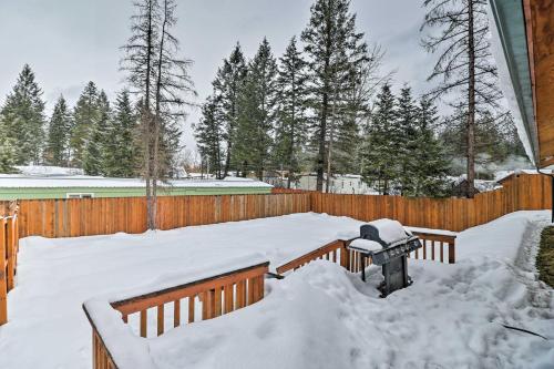 Hungry Horse Cabin with Patio and Fire Pit-Near Glacier
