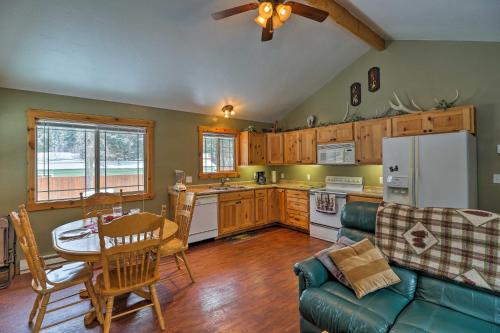 Hungry Horse Cabin Deck, Fire Pit, Near Glacier!