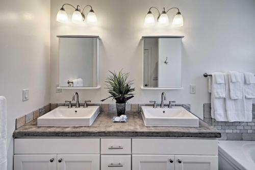 Modern Home - Walk to Lake Havasu and London Bridge!