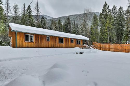 Hungry Horse Cabin Deck, Fire Pit, Near Glacier!