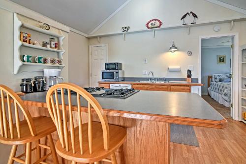 Cozy The Woodshop Cabin with Deck and Forest Views! in Robbinsville, USA