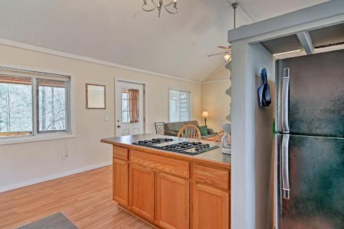 Cozy The Woodshop Cabin with Deck and Forest Views! near Cherokee Bear Zoo