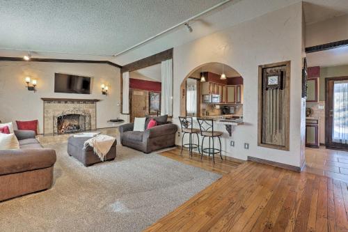 B&B Arvada - Arvada Home with Deck and Game Room Near Olde Town! - Bed and Breakfast Arvada