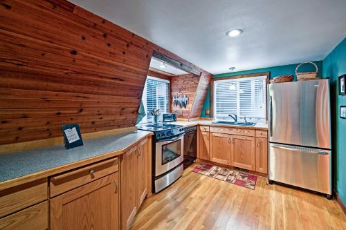 Riverfront Gold Bar Cabin with Deck and Mountain Views - image 4