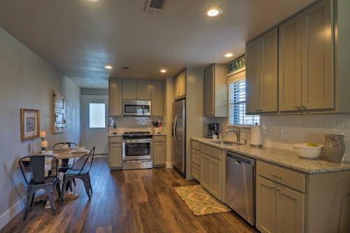Cozy Home Blocks to Georgetown Square and SU! in Georgetown, USA