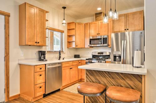 Soldotna Fishing Cabin about Half-Mi to Kenai River! in ริดจ์ เวย์