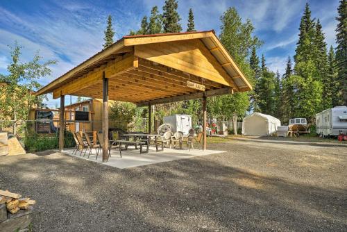 Soldotna Fishing Cabin about Half-Mi to Kenai River! in ริดจ์ เวย์