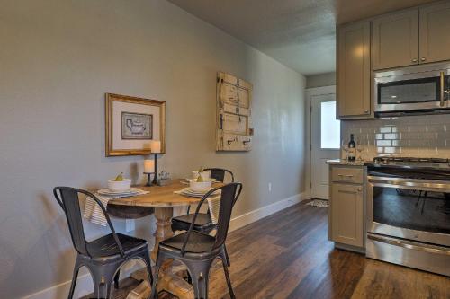Cozy Home Blocks to Georgetown Square and SU! in Georgetown, USA