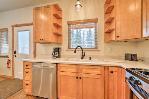 Soldotna Fishing Cabin about Half-Mi to Kenai River! in ริดจ์ เวย์