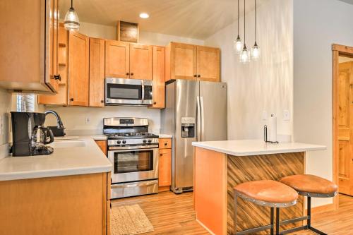 Soldotna Fishing Cabin about Half-Mi to Kenai River! in ริดจ์ เวย์