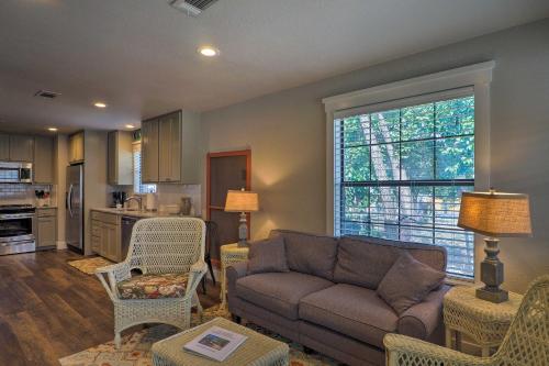 Cozy Home Blocks to Georgetown Square and SU! in Georgetown, USA