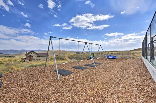 Cabin with Beach Access, Sport Court, Hot Tub and View