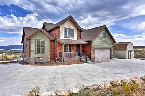 Cabin with Beach Access, Sport Court, Hot Tub and View