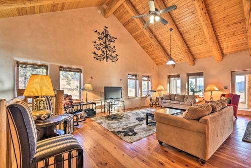 Eagle Nest Home with Hot Tub and Views - 5 Min to Lake in Eagle Nest, USA