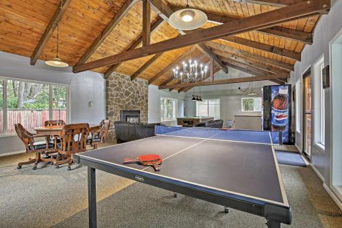 Lincoln Condo with Patio and Pool Access -Walk to Beach - image 8