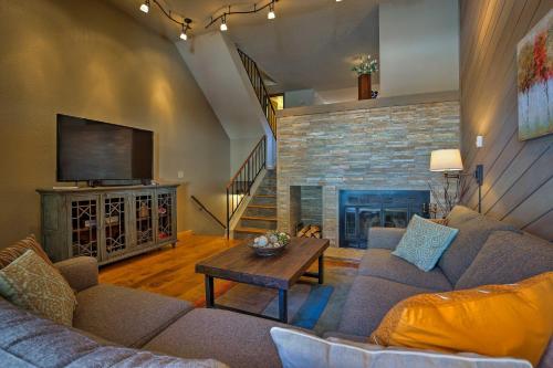 Ski-In Breckenridge Abode Walk to Main St and Lifts Ski-In Breckenridge Abode Walk to Main St and Lifts